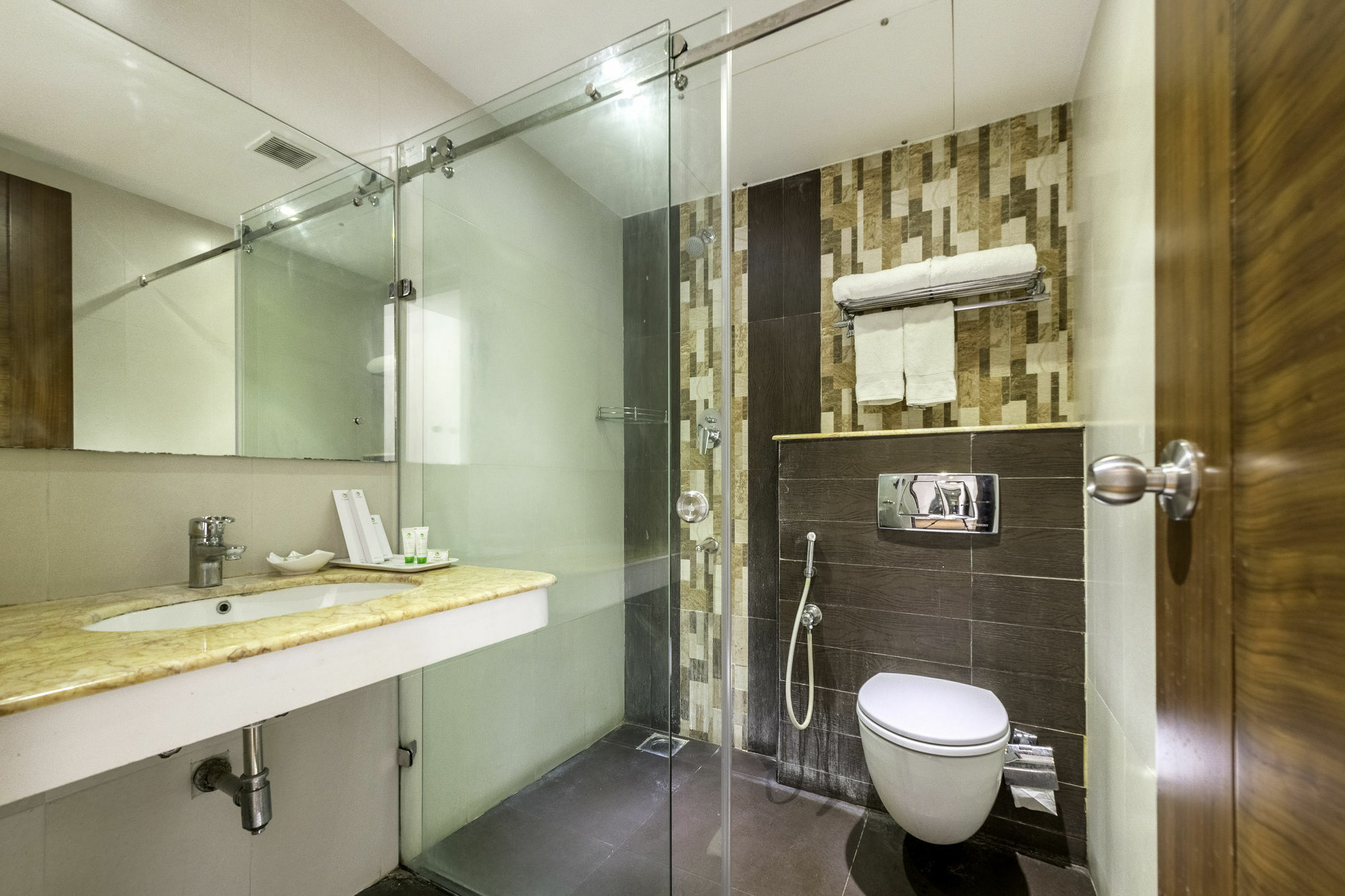Treebo Trend J'S Five Two Boutique Hotel Chennai Ngoại thất bức ảnh